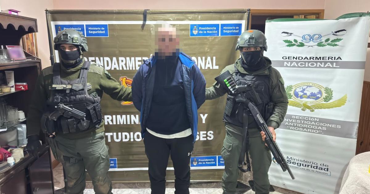 Gendarmeriacutea allanoacute tres domicilios vinculados a la aeronave incautada con 321 kilos de cocaiacutena en un campo