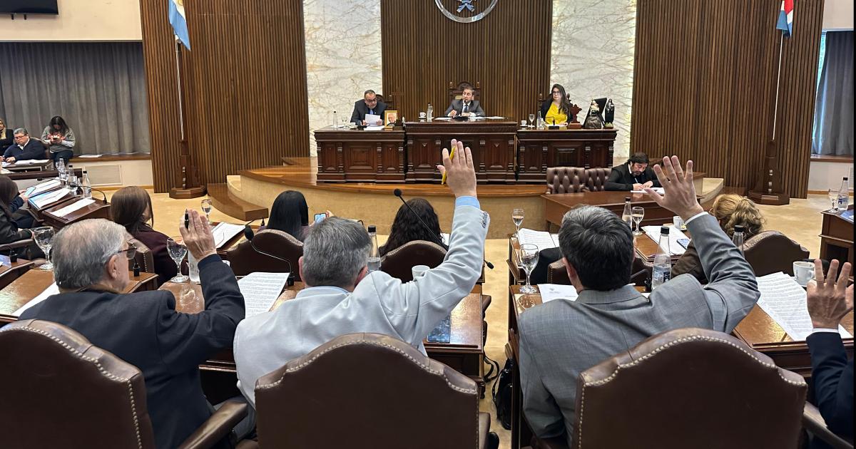 Fuerte respaldo de la Legislatura Provincial a la Poliacutetica Salarial y Social del Gobierno Santiaguentildeo