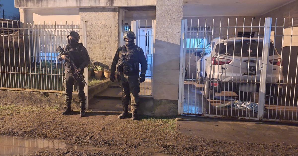 Gendarmeriacutea allanoacute tres domicilios vinculados a la aeronave incautada con 321 kilos de cocaiacutena en un campo