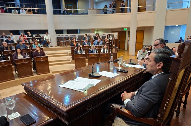 Fuerte respaldo de la Legislatura Provincial a la Poliacutetica Salarial y Social del Gobierno Santiaguentildeo