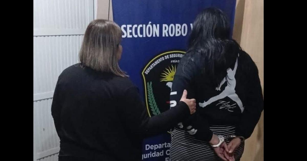 Una mujer exigiacutea recompensa por un celular robado a un joven y terminoacute presa