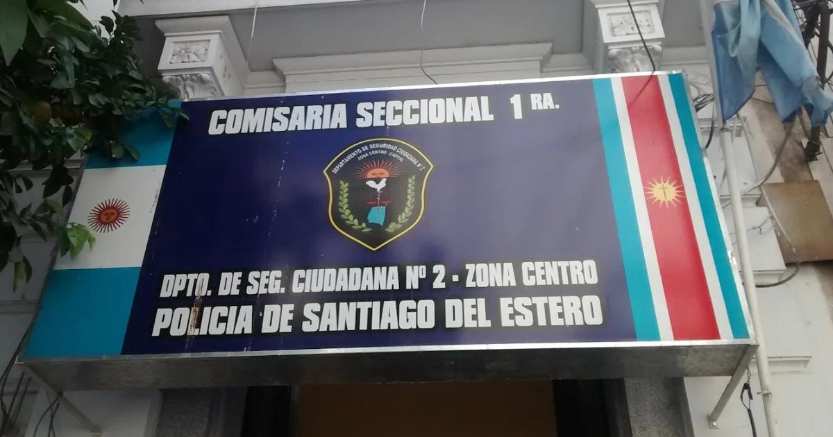 Una mujer intentoacute llevarse dos mochilas repletas de mercaderiacutea de un supermercado