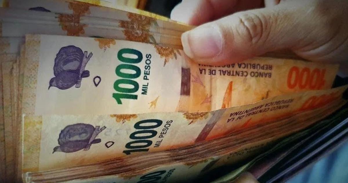 Un cliente engantildeoacute a una comerciante y le roboacute una mochila con 200000
