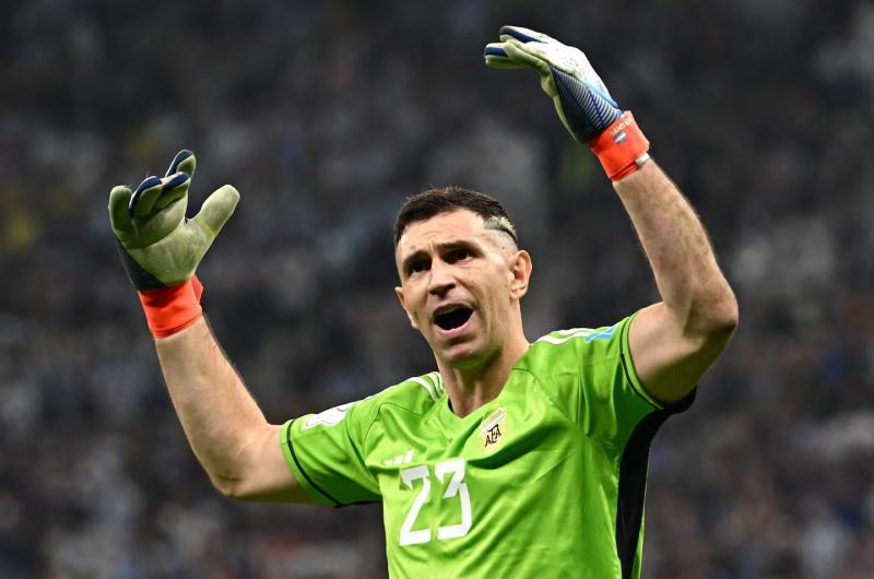 Juventus acelera por Dibu Martiacutenez y Aston Villa ya analiza una posible venta