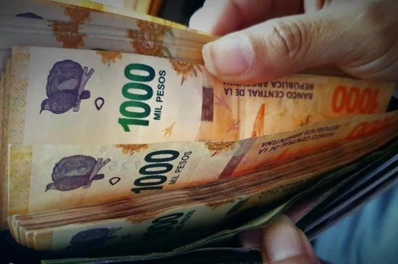 Un cliente engantildeoacute a una comerciante y le roboacute una mochila con 200000