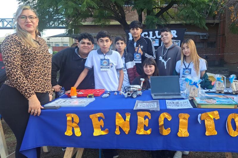 La propuesta Renecito de la Secundaria Dr Reneacute G Favaloro se presentoacute en la Batalla de Roboacutetica