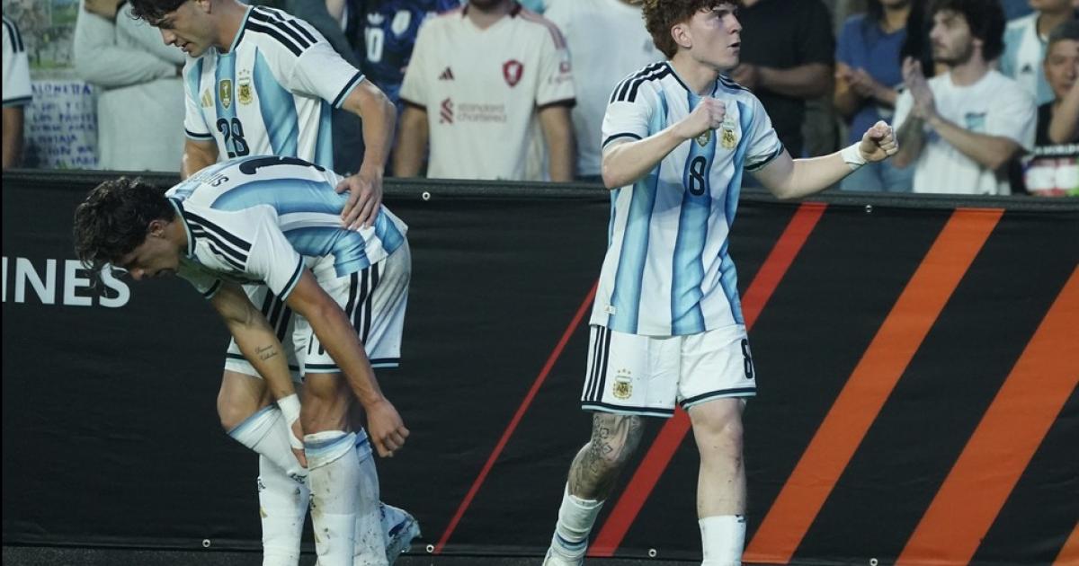 Entroacute Messi y la Argentina goleoacute a Islandia