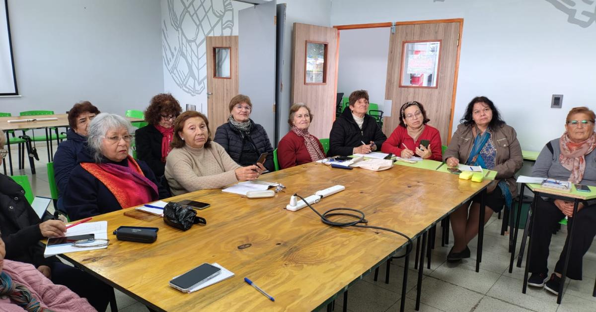 Comenzoacute el curso Celular sin Miedo para personas mayores de 60 antildeos