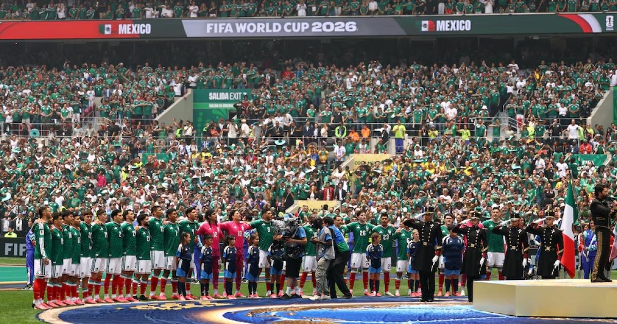 Meacutexico debutoacute con una victoria y quedoacute como liacuteder del Grupo A tras vencer 2-0 a Sudaacutefrica