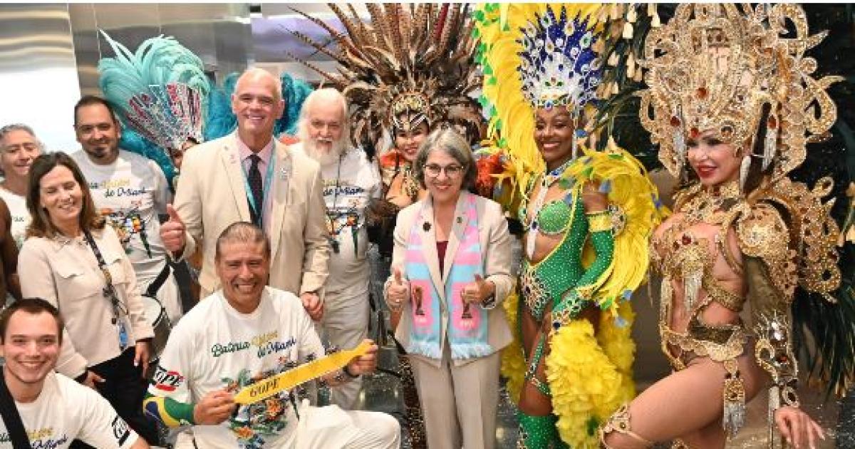 Los Laacutetigos Santiaguentildeos en un show en el Aeropuerto de Miami con motivo del Mundial