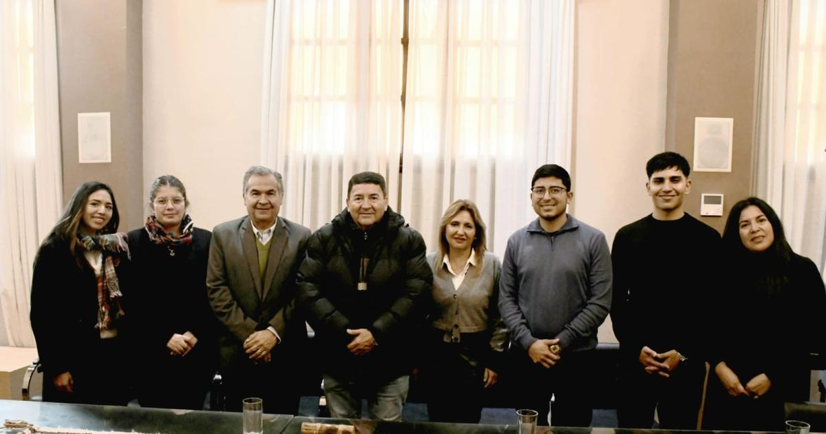Maacutes de 2200 estudiantes participaraacuten de la presentacioacuten oficial de buzos y camperas de egresados
