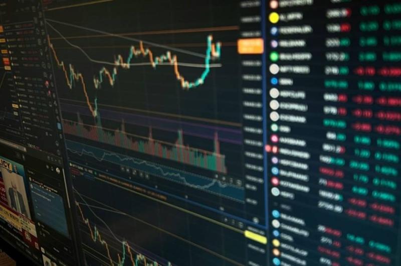 El riesgo paiacutes cae con fuerza y se acerca a los 450 puntos