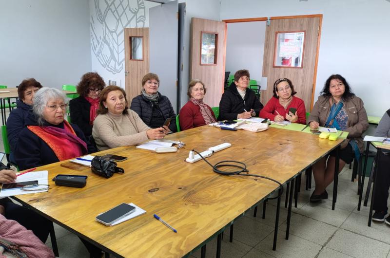 Comenzoacute el curso Celular sin Miedo para personas mayores de 60 antildeos
