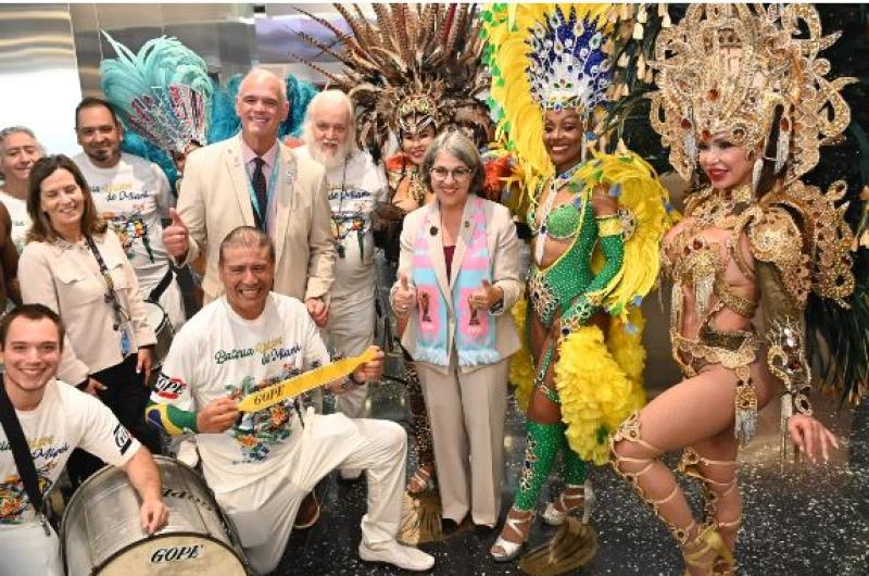  Los Laacutetigos Santiaguentildeos en un show en el Aeropuerto de Miami con motivo del Mundial