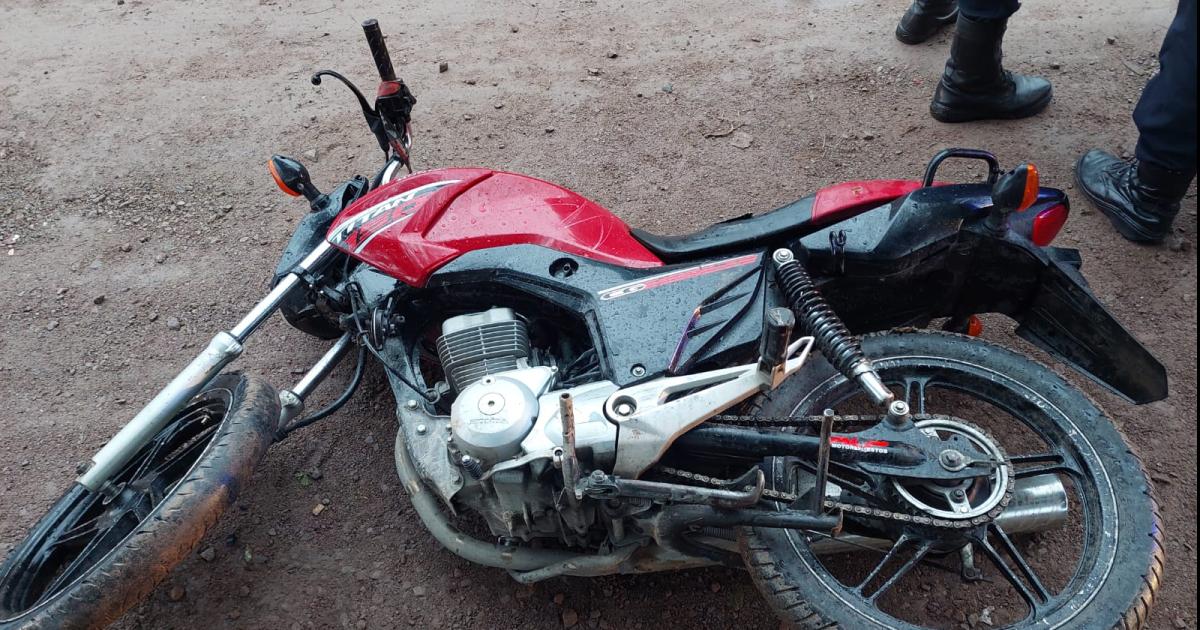 Falsos policiacuteas intentaron ingresar a una vivienda pero el duentildeo los enfrentoacute y huyeron