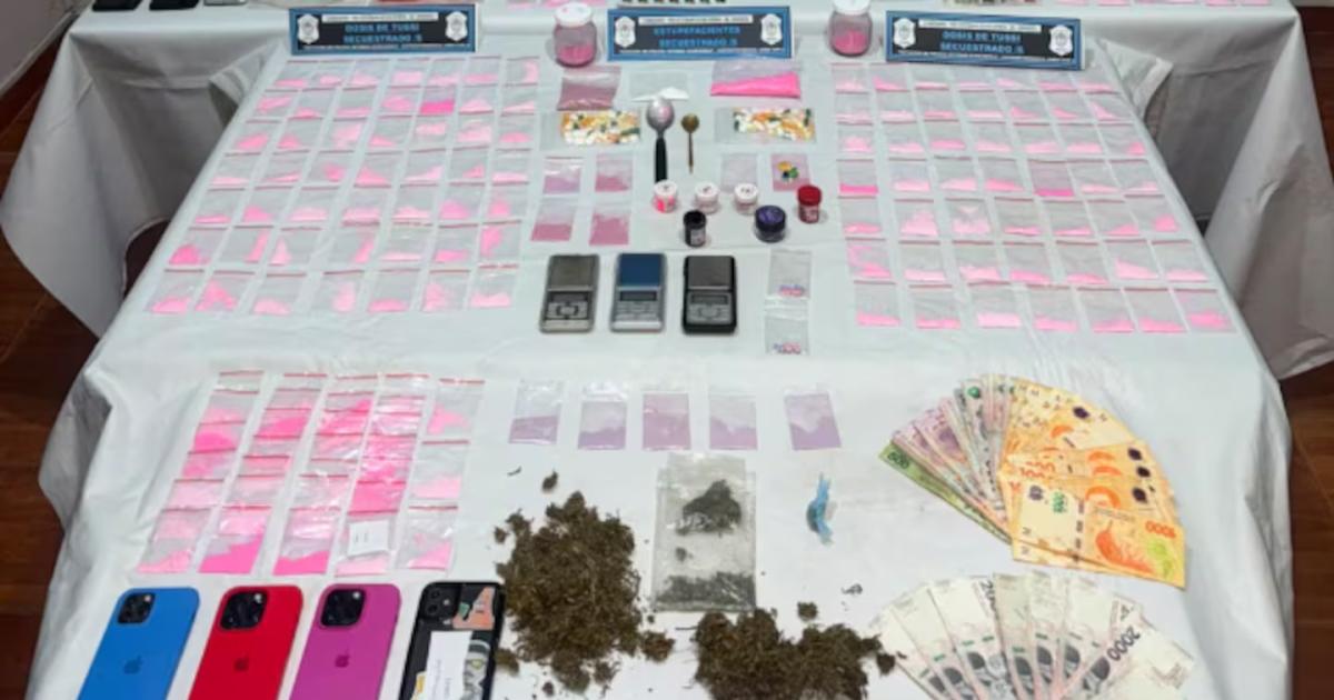 Cayoacute una banda que fabricaba y distribuiacutea tusi en boliches- cuatro detenidos
