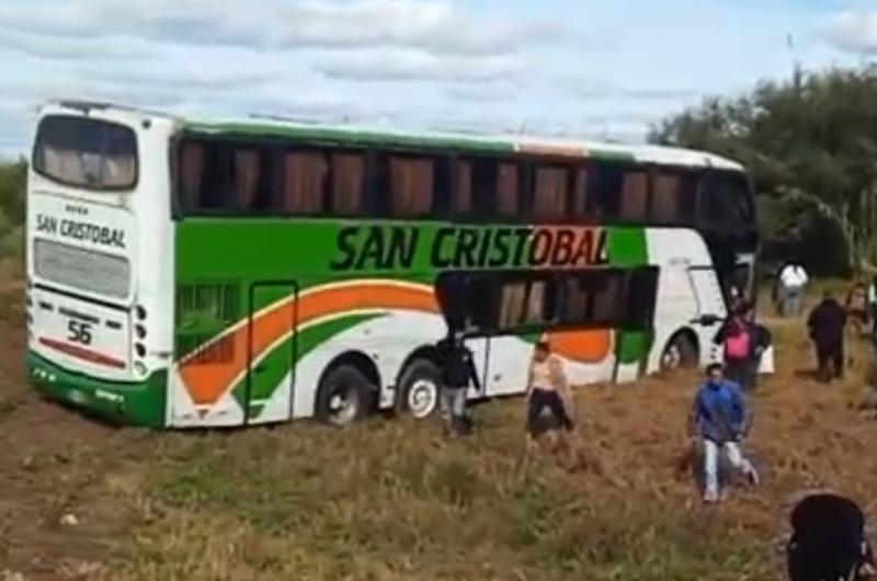 Un colectivo evitoacute un posible accidente tras sufrir una falla en la direccioacuten sobre la Ruta 34
