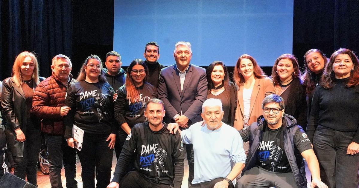 Entregan premios del concurso de canto Dame Pista