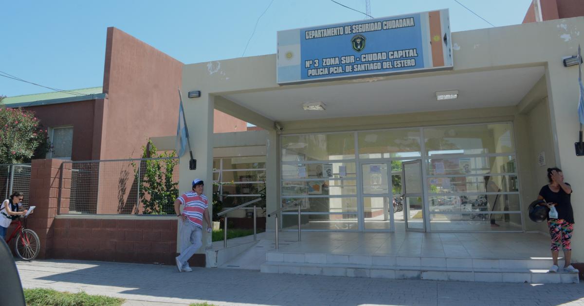 Insoacutelito- destrozan ventanal de una dependencia policial y llevaron armas chalecos y radio portaacutetil