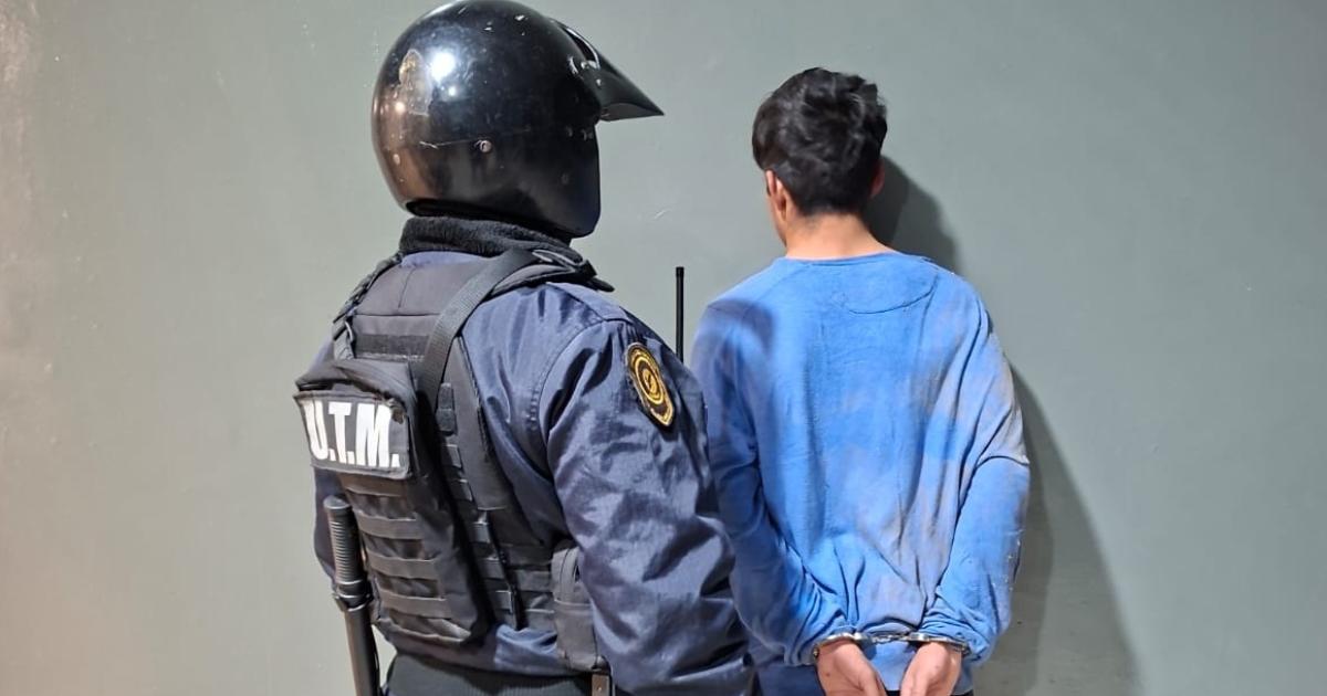 Detienen a un sujeto con ropa robada y su coacutemplice escapoacute por los techos