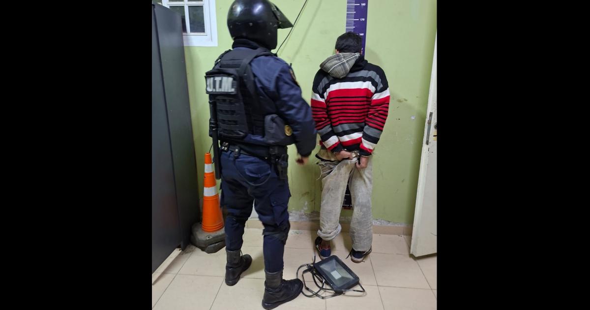 Tras una persecucioacuten apresan a un sujeto que roboacute reflectores