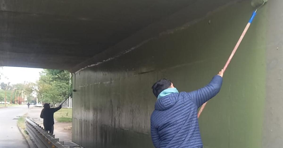 La Municipalidad renovoacute nuevamente la pintura del acceso por calle Salta al parque Aguirre que habiacutea sido vandalizado con graffitis