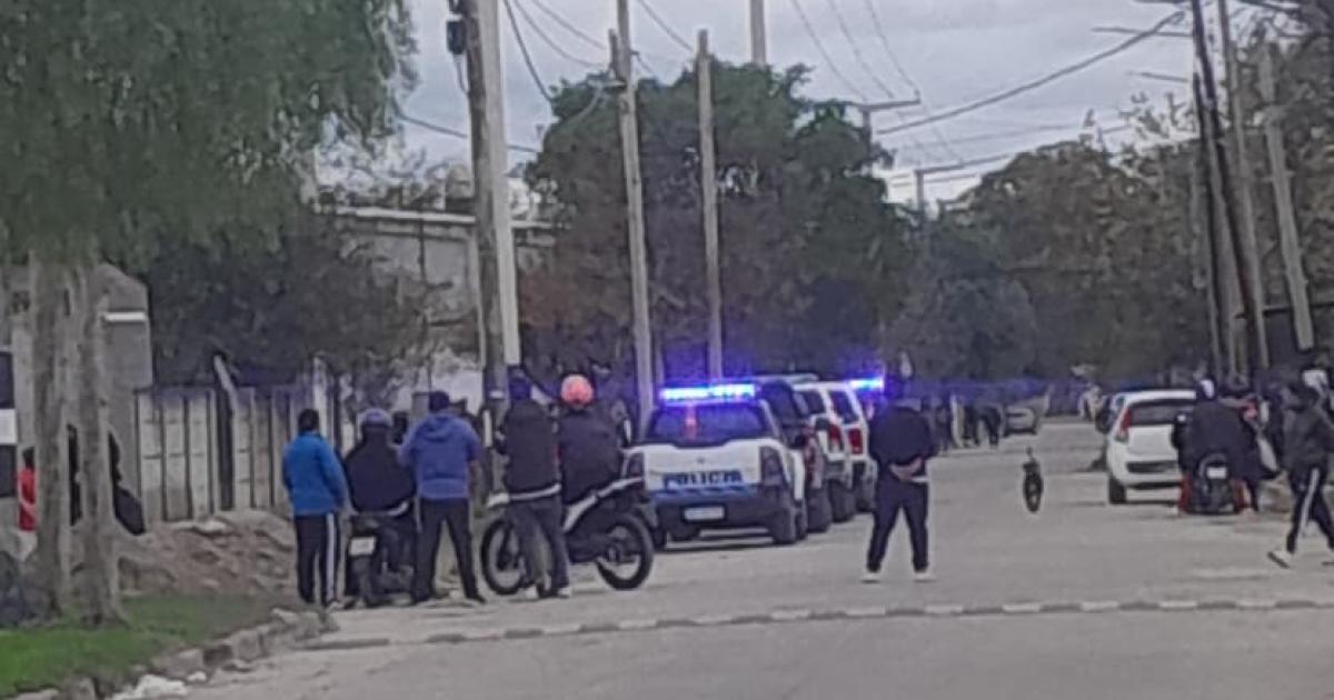 Descubren a 4 joacutevenes con drogas en una casa abandonada