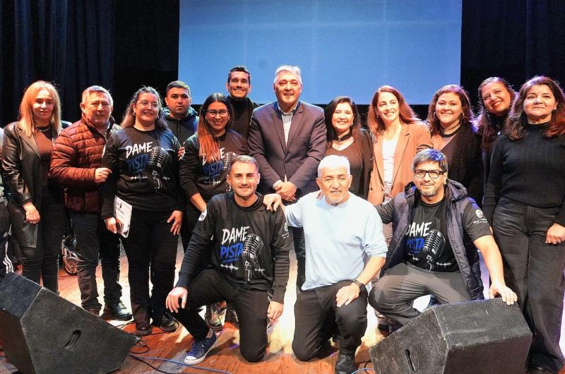 Entregan premios del concurso de canto Dame Pista