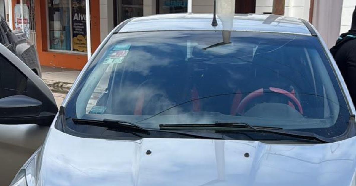 Hallan un auto flojo de papeles y lo trasladan a la Comisariacutea de Antildeatuya