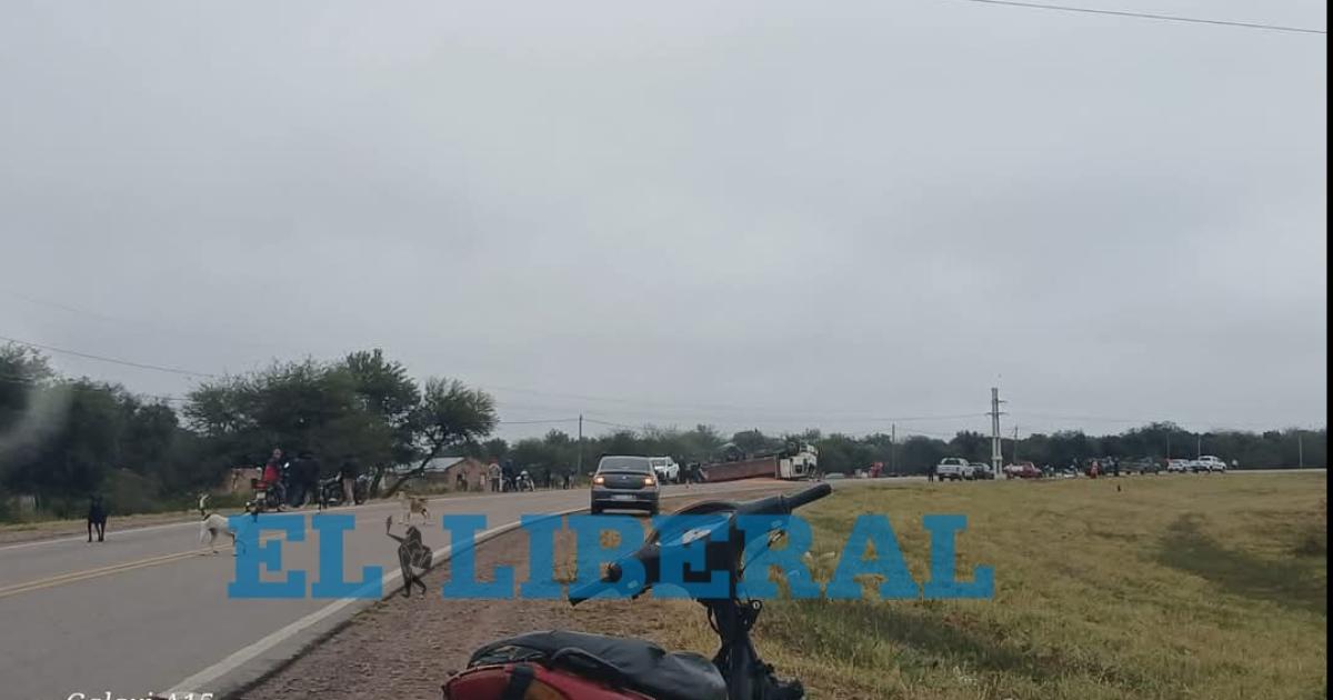 Volcoacute un camioacuten cargado con maiacutez y vecinos se llevaron parte de la carga