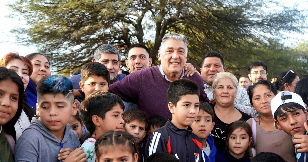 Se inauguroacute cancha con ceacutesped sinteacutetico en el Bordm Los Naranjos