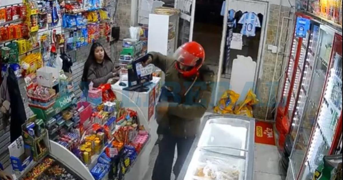 A punta de pistola asaltaron un drugstore y escaparon en moto con toda la recaudacioacuten