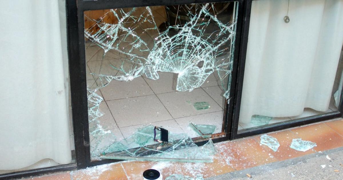 Forzaron la ventana de un departamento y robaron perfumes aacuterabes y equipos de paacutedel