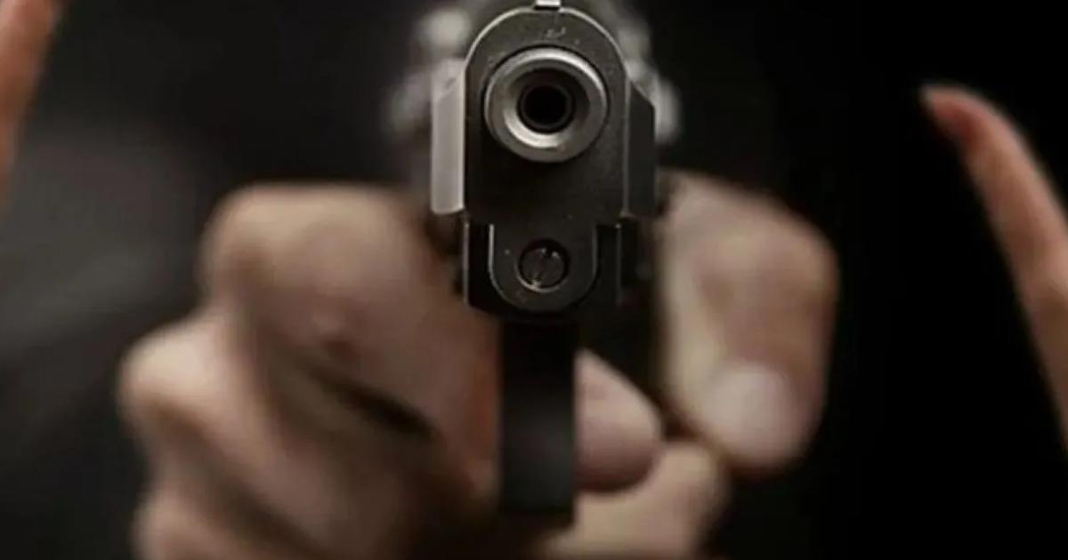 Amenazoacute con matarla a ella y a sus hijos apuntaacutendoles con un arma destrozoacute una ventana y huyoacute