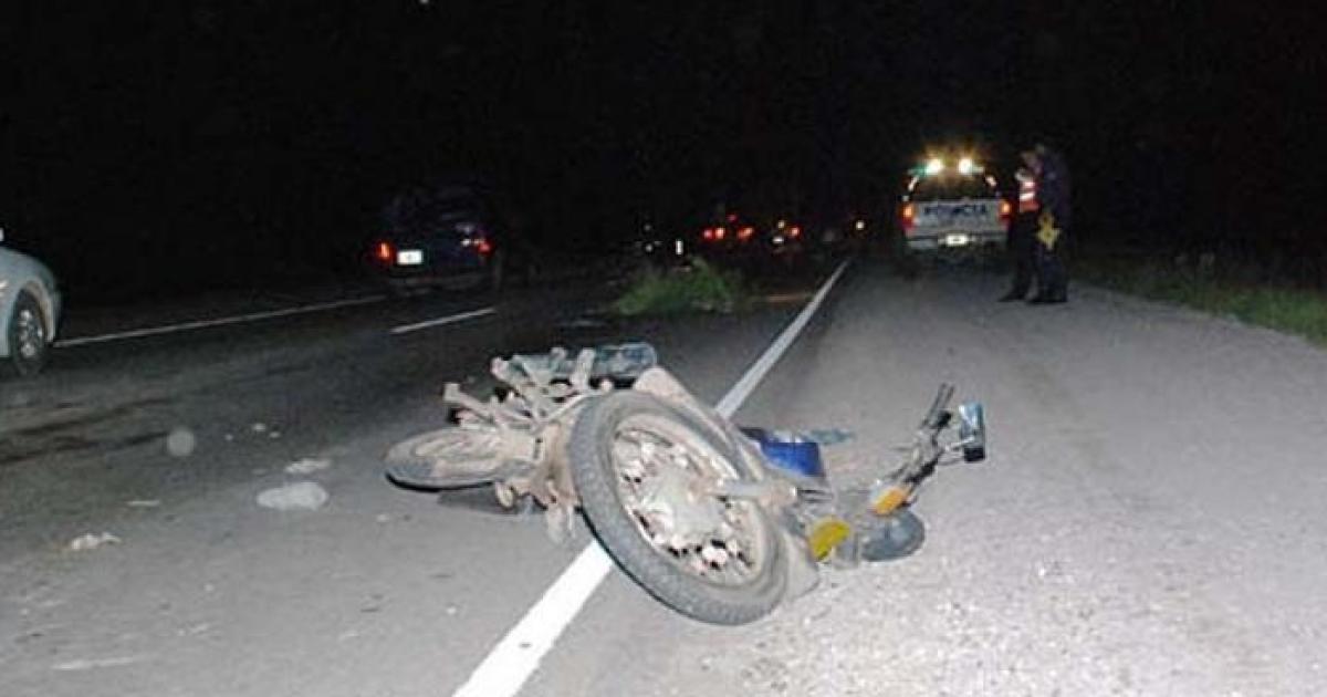 Un joven derrapoacute con su moto sufrioacute una fractura y los vecinos ocultaron el rodado