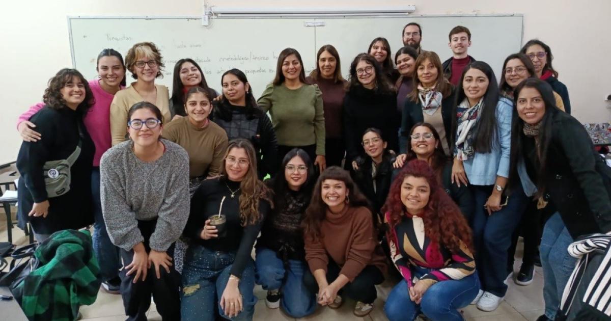 Joacutevenes becarios de investigacioacuten comparten avances de sus trabajos