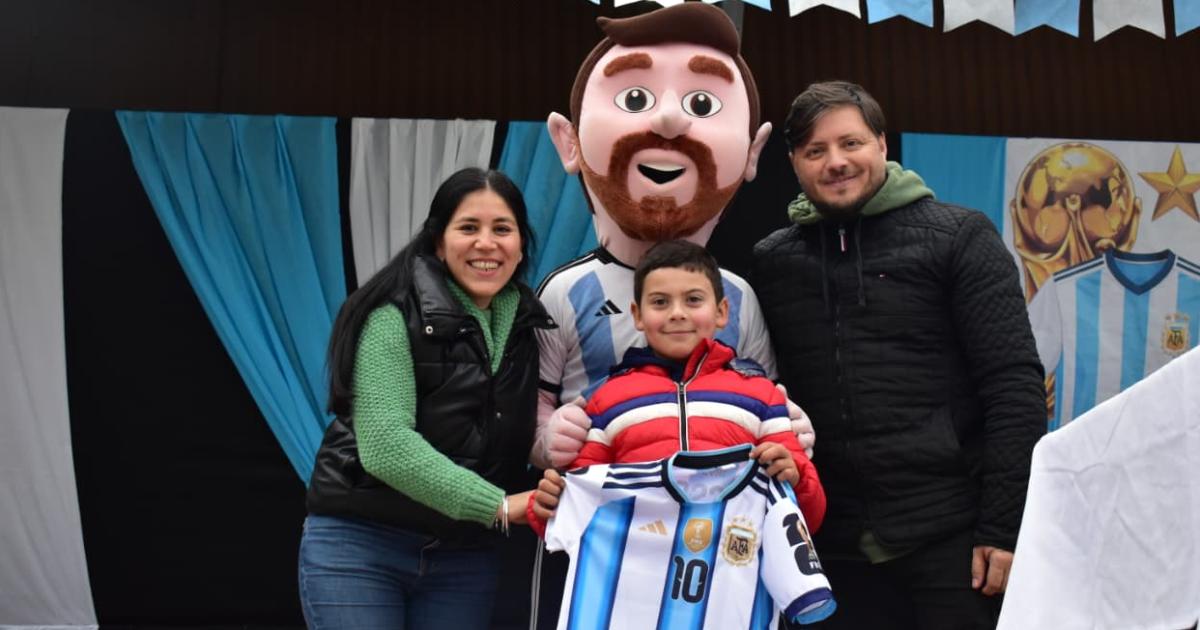 Fernaacutendez late al ritmo del Mundial con el intercambio de figuritas