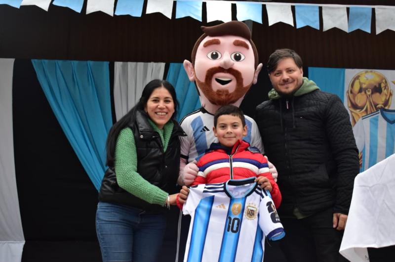 Fernaacutendez late al ritmo del Mundial con el intercambio de figuritas