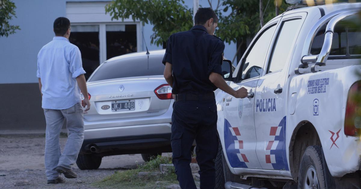 Denuncioacute a su cuntildeado por el robo de dinero tarjetas  y prendas de vestir