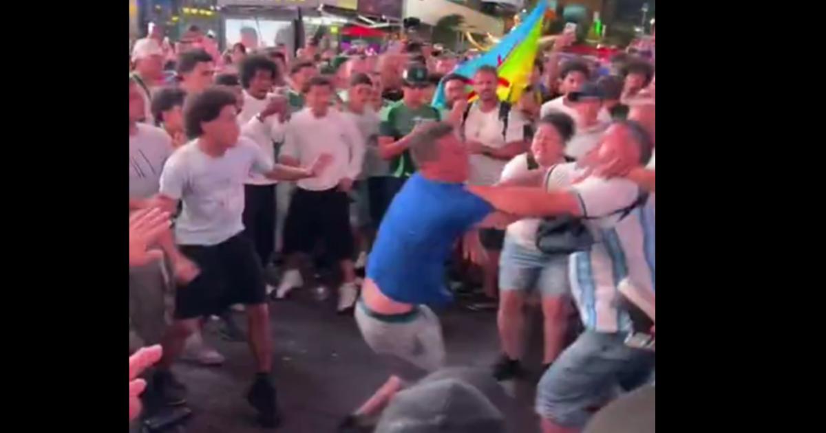 Video Hinchas de Argentina y Argelia a las pintildeas en la previa del debut mundialista