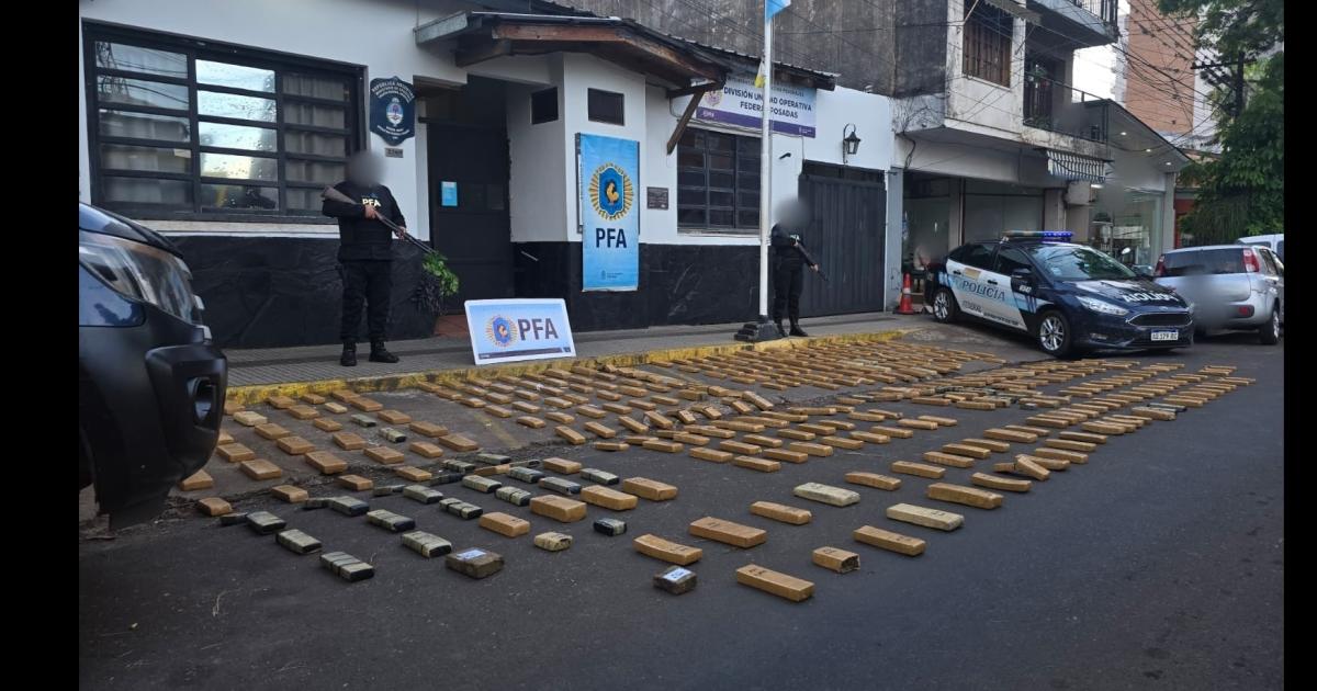 La Policiacutea Federal secuestroacute maacutes de 236 kilos de drogas tras una persecucioacuten