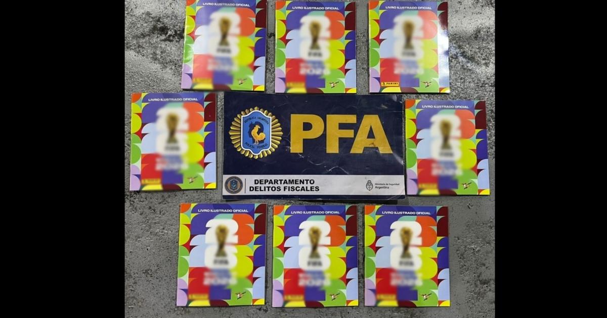 Secuestran maacutes de 2000 aacutelbumes del Mundial de Fuacutetbol FIFA 2026 ilegales