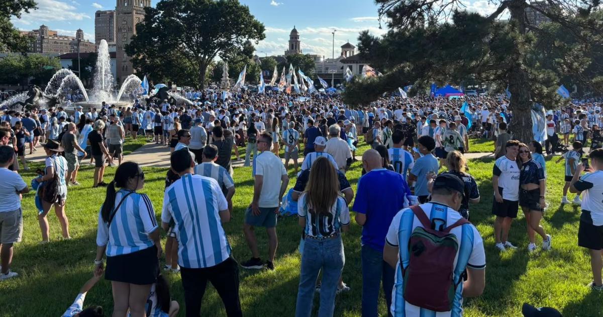 Kansas City se tintildeoacute de celeste y blanco- banderazo de hinchas y familias de la Seleccioacuten