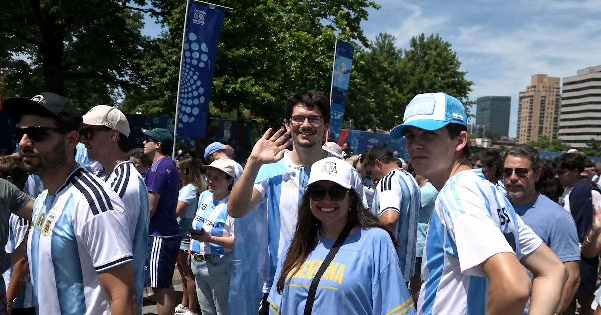 Kansas City tentildeida de celeste y blanco- una multitud argentina espera el debut de Messi en el Mundial