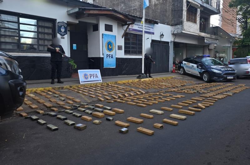La Policiacutea Federal secuestroacute maacutes de 236 kilos de drogas tras una persecucioacuten 