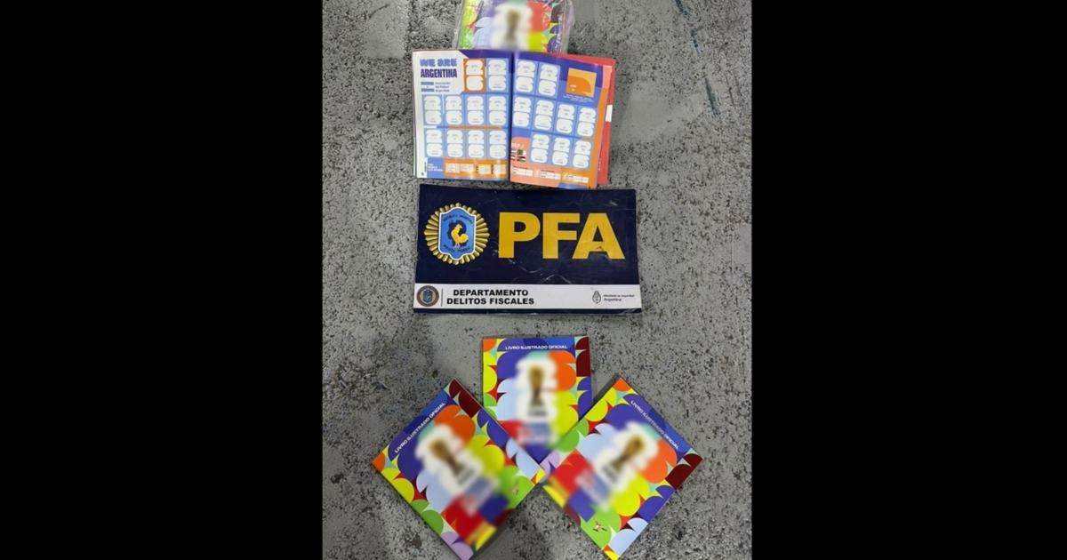 Secuestran maacutes de 2000 aacutelbumes del Mundial de Fuacutetbol FIFA 2026 ilegales