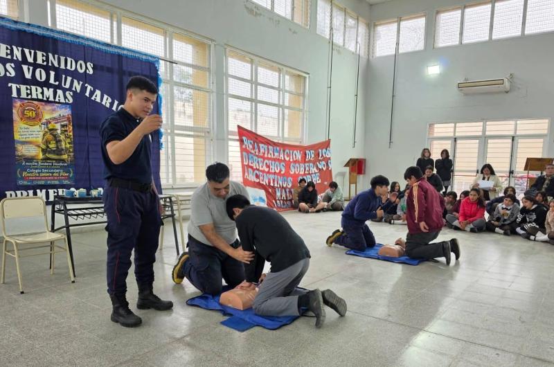 Bomberos Voluntarios termenses capacitaron a estudiantes sobre RCP