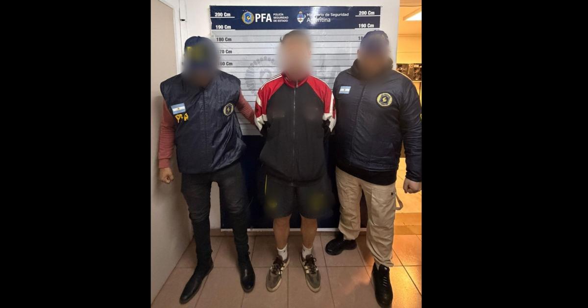 Secuestran maacutes de 2000 aacutelbumes del Mundial de Fuacutetbol FIFA 2026 ilegales