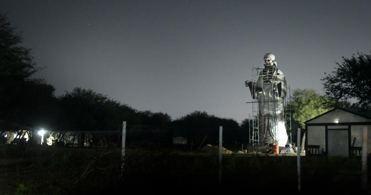TRAGEDIA Y DEIDAD PAGANA- San La Muerte se levanta en La Bajada La Banda Su mentor falleció ayer y el futuro de la escultura es toda una encrucijada