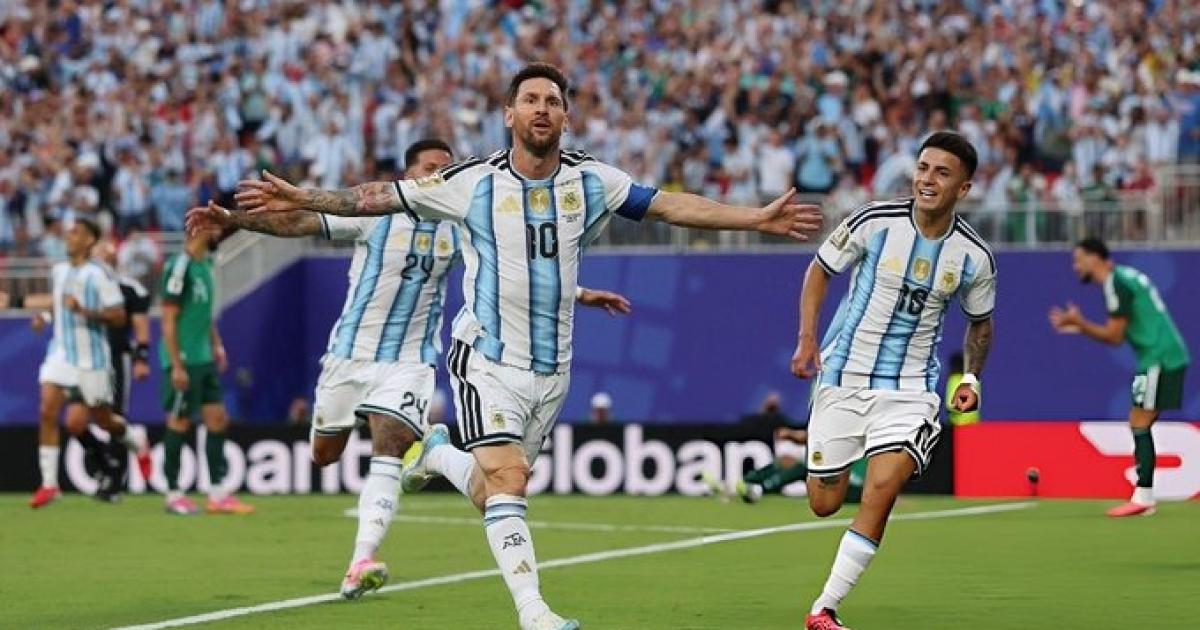 Messi hizo delirar a la Argentina con un triplete que fue directo a los libros